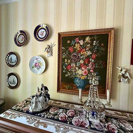 Antique Gallery Apartment *